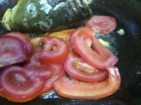 放入番茄片炒软烂