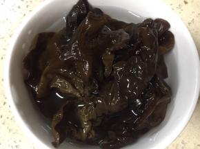 木耳此时已泡发，需洗净