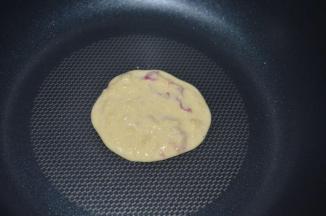 小火热锅，用一个比较大的勺子，舀一勺面糊进锅里