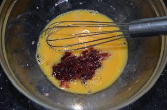 鸡蛋打入碗里，充分打散，
加入玫瑰糖，搅拌均匀