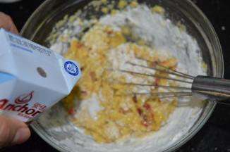 一边搅拌一边加入牛奶