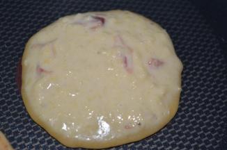 煎至面糊边缘变色变熟，表面冒很多小泡泡