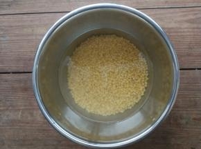 脱皮绿豆洗净后用清水浸泡4小时以上