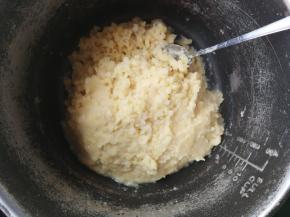 将浸泡好的脱皮绿豆捞出放进高压锅中，加入高出绿豆水平面0.5cm高的水，盖上高压锅盖子，开启高压锅的炖煮功能将绿豆压烂，煮好后让高压锅自然排气后打开，用勺子轻压就能将绿豆捣成泥