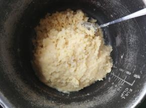 将浸泡好的脱皮绿豆捞出放进高压锅中，加入高出绿豆水平面0.5cm高的水，盖上高压锅盖子，开启高压锅的炖煮功能将绿豆压烂，煮好后让高压锅自然排气后打开，用勺子轻压就能将绿豆捣成泥