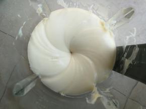 将煮烂的绿豆放入破壁机打成细腻的泥状（没有破壁机可以用料理机，料理机也没有的话就手动用筛子过筛吧）