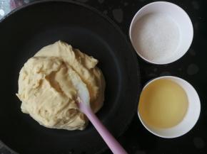 将绿豆泥倒入不沾平底锅，称取好需要的白砂糖和玉米油，开始炒绿豆泥