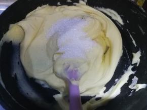 燃气灶始终保持小火炒制，炒制过程中分多次加入白砂糖和玉米油，需要一直不停地用刮刀铲子翻拌，以免糊底