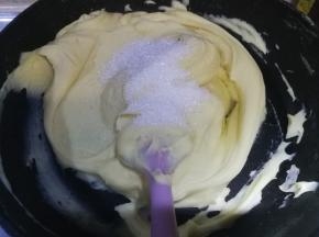 燃气灶始终保持小火炒制，炒制过程中分多次加入白砂糖和玉米油，需要一直不停地用刮刀铲子翻拌，以免糊底