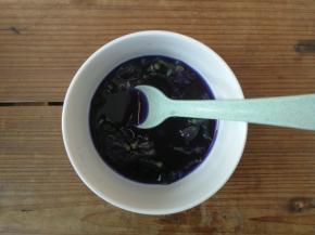 蝶豆花用开水冲泡开，取蝶豆花水10g