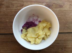 取一份炒好的绿豆沙加入少许紫薯粉，拌匀成紫色的绿豆沙面团