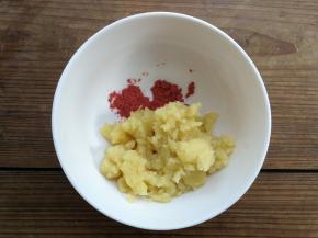 再取一份炒好的绿豆沙加入少许红曲粉，拌匀成红色的绿豆沙面团