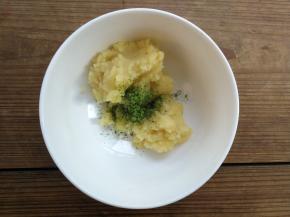 再取一份炒好的绿豆沙加入少许抹茶粉，拌匀成绿色的绿豆沙面团