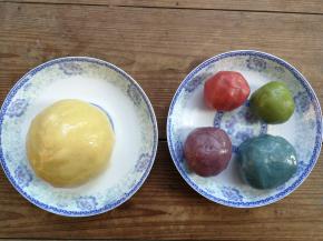 分别调制好四种彩色的绿豆沙面团，留一半的原色绿豆沙