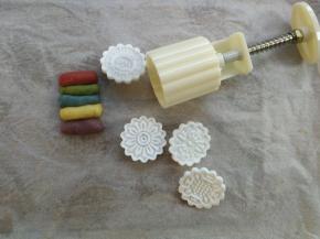 每种颜色的绿豆沙各取一小块，总共50g一个，把每种颜色的面团搓成同样长度的小长条，按照喜欢的颜色排列方式摆在一起，然后从上到下卷起来成圆柱形