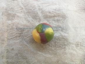 再用手稍微整理搓成椭圆状，顶部的面尽量保证各个颜色都能显现