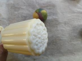 如意坊饼模装入一个花片，桶身内壁和花片上稍微抹点油防粘（不得不说如意坊的花片安装和替换设计相当贴心，一秒即可拆装花片）