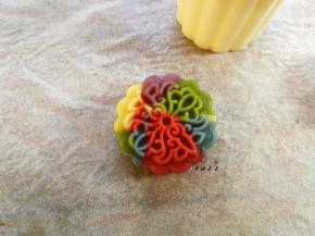 将饼模垂直放在面板上，轻压到底，然后拎起饼模将压好的绿豆糕推出，一个漂亮的彩虹绿豆糕就做好了～