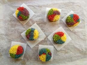 按照喜欢的颜色组合出各种花纹各种颜色的绿豆糕～