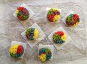 按照喜欢的颜色组合出各种花纹各种颜色的绿豆糕～