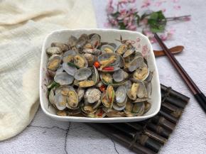 喜欢辣的朋友可以在炒的过程中加一些小尖椒，味道会更棒。