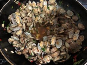 加一勺生抽和少量鸡粉翻炒均匀，煮至汤开就可以了。