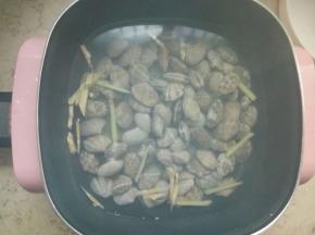 放一锅水，加入姜丝和少量料酒煮开，倒入浸泡过的花蛤煮开。