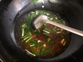 倒入一大碗清水，2大勺豆瓣酱和少量盐搅拌均匀煮一会会。