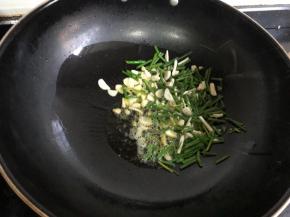 锅里烧热放入适量油，倒入多点葱姜蒜爆香。