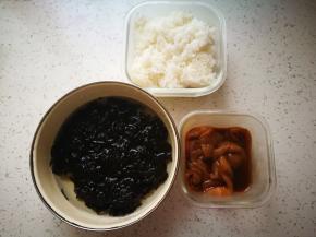 稻花香大米，非常香甜，剩的或新鲜的都可以，干紫菜泡开，瘦肉加盐，淀粉，水，老抽拌匀，腌一腌