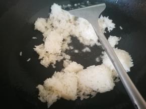 锅烧热，倒油，倒入米饭。没错，米饭我没有打散，你们可以提前打散。其实成块的米饭入锅后，被水汽一焖，锅铲一炒，自然就散了。