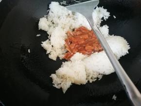 米饭稍微翻炒下，扒开，将肉丝放入锅中间，微微打散，不要动，煎2分钟，看到下面的肉变色，将肉丝翻过来，继续煎，再次变色后，将肉打散