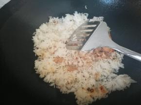 肉熟后，将米饭和肉拌匀，嘿嘿，然后你会发现，周围的米饭底下就是焦黄的锅巴，米饭也自然送散了