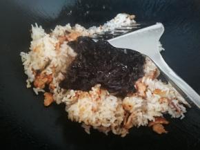 翻炒混匀后，将泡好的紫菜挤干水分，放入锅中，一起翻炒