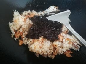 翻炒混匀后，将泡好的紫菜挤干水分，放入锅中，一起翻炒