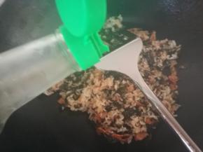 炒到米饭比较干爽，可以加生抽和盐了，加盐之前，一定要尝尝咸淡，太咸就不好哦
