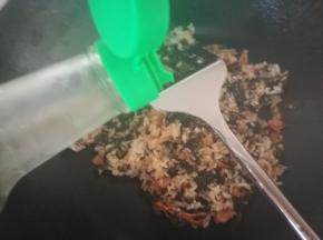 炒到米饭比较干爽，可以加生抽和盐了，加盐之前，一定要尝尝咸淡，太咸就不好哦