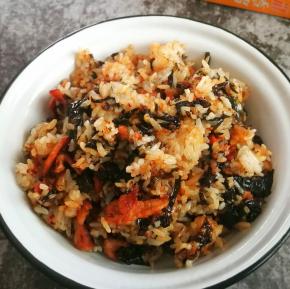 翻炒均匀起锅，好吃，还有锅巴，香