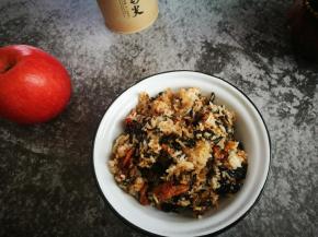 偶尔换个口味吃炒饭吧，吃到紫菜时，会吃出寿司的味道哦！