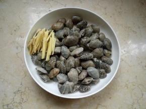 适量花蛤冲洗干净后放入淡盐水中浸泡两小时吐沙。