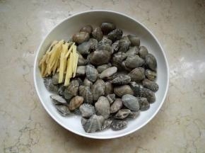 适量花蛤冲洗干净后放入淡盐水中浸泡两小时吐沙。