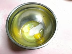细砂糖，鸡蛋搅拌均匀。