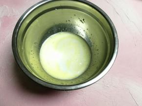 放入纯牛奶搅拌均匀。