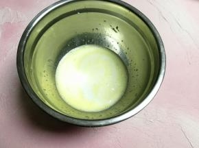 放入纯牛奶搅拌均匀。