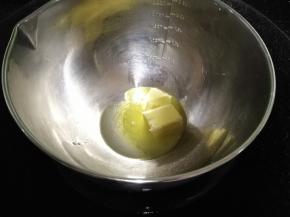 黄油隔水融化。