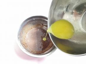 分成两次倒入面糊里面搅拌均匀。