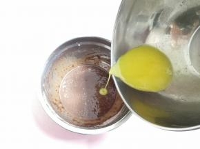 分成两次倒入面糊里面搅拌均匀。