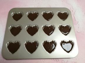 烤箱200度预热10分钟，面糊用裱花袋装起来，将面糊挤入到模具的一半位置。