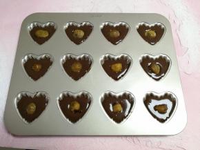 然后放入一颗板栗仁。