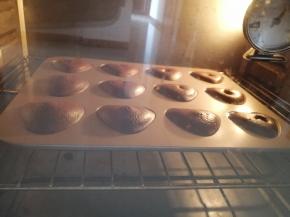 烤箱200度烤15~18分钟左右，出炉以后放烤网晾凉，冷透以后用保鲜袋装起来，放冰箱冷藏食用口感更佳。